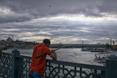 Kancaların arka planında Süleyman Camii var. Galata Köprüsü 'ndeki balıkçılar, 28 Haziran' da İstanbul 'da balıkçılık yapan balıkçılar. Türkiye 'de 2018