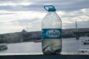 Fotoğraf 28 Haziran 2018 'de çekildi: Balıklı ve arka plan manzaralı boş su şişesi. Amidiye su şişesi..