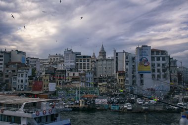 Kancaların arka planında Süleyman Camii var. Galata Köprüsü 'ndeki balıkçılar, 28 Haziran' da İstanbul 'da balıkçılık yapan balıkçılar. Türkiye 'de 2018