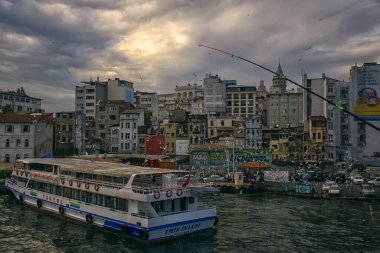 Kancaların arka planında Süleyman Camii var. Galata Köprüsü 'ndeki balıkçılar, 28 Haziran' da İstanbul 'da balıkçılık yapan balıkçılar. Türkiye 'de 2018