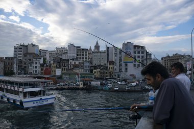 Kancaların arka planında Süleyman Camii var. Galata Köprüsü 'ndeki balıkçılar, 28 Haziran' da İstanbul 'da balıkçılık yapan balıkçılar. Türkiye 'de 2018