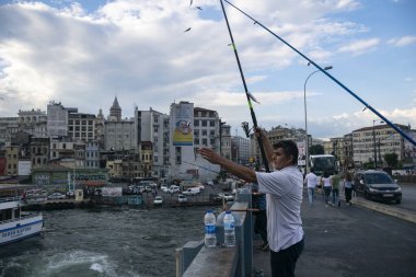 Kancaların arka planında Süleyman Camii var. Galata Köprüsü 'ndeki balıkçılar, 28 Haziran' da İstanbul 'da balıkçılık yapan balıkçılar. Türkiye 'de 2018