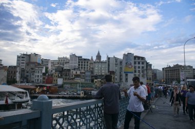 Kancaların arka planında Süleyman Camii var. Galata Köprüsü 'ndeki balıkçılar, 28 Haziran' da İstanbul 'da balıkçılık yapan balıkçılar. Türkiye 'de 2018