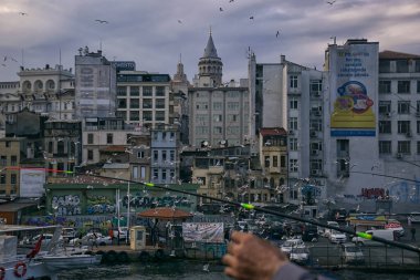 Kancaların arka planında Süleyman Camii var. Galata Köprüsü 'ndeki balıkçılar, 28 Haziran' da İstanbul 'da balıkçılık yapan balıkçılar. Türkiye 'de 2018