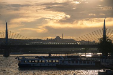 İstanbul 'daki Metro Köprüsü ve Günbatımı Manzaraları