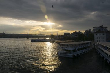İstanbul 'daki Metro Köprüsü ve Günbatımı Manzaraları