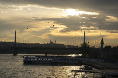 İstanbul 'daki Metro Köprüsü ve Günbatımı Manzaraları