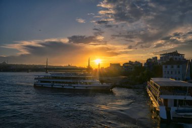 İstanbul 'daki Metro Köprüsü ve Günbatımı Manzaraları