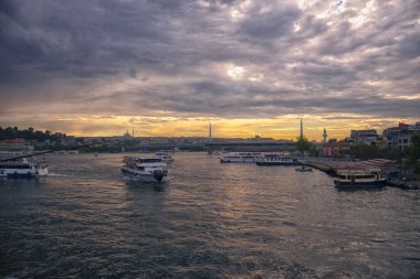İstanbul 'daki Metro Köprüsü ve Günbatımı Manzaraları
