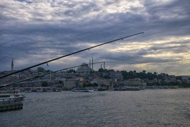 Balık kancalarının arka planında Süleyman Camii
