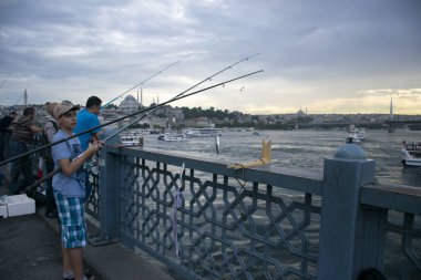 Galata Köprüsü 'ndeki balıkçılar, 28 Haziran' da İstanbul 'da balıkçılık yapan balıkçılar. Türkiye 'de 2018