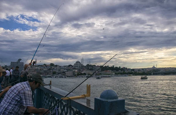 Mezquita Suleymaniye Fondo Los Anzuelos Pescadores Puente Galata Pescador Pescando —  Fotos de Stock