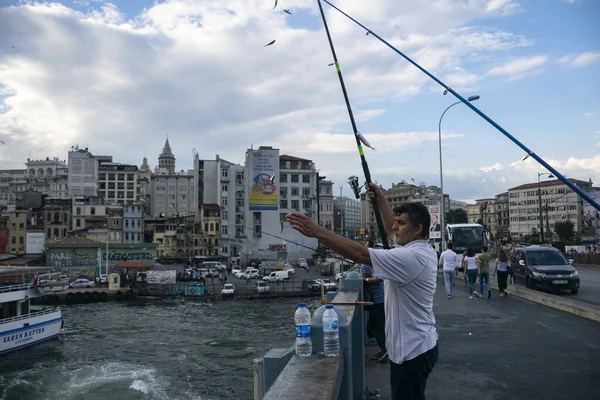Kancaların arka planında Süleyman Camii var. Galata Köprüsü 'ndeki balıkçılar, 28 Haziran' da İstanbul 'da balıkçılık yapan balıkçılar. Türkiye 'de 2018