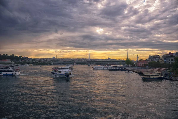 İstanbul 'daki Metro Köprüsü ve Günbatımı Manzaraları