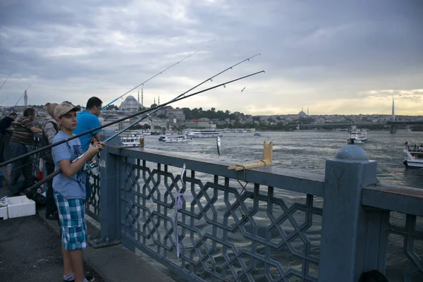 Pescadores Puente Galata Pescador Pescando Estambul Junio 2018 Turquía —  Fotos de Stock