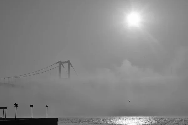 Foggy Misty Bosphorus Hídon Híd Boszporusz Felett Isztambulban Kilátás Isztambul — Stock Fotó