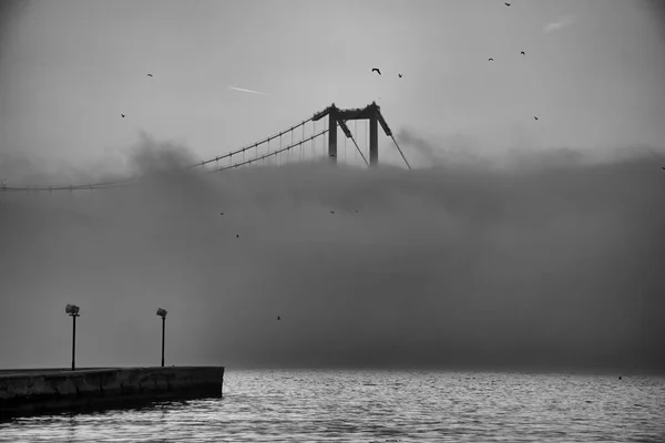 Foggy Misty Cena Bosphorus Bridge Ponte Sobre Bósforo Istambul Vista — Fotografia de Stock