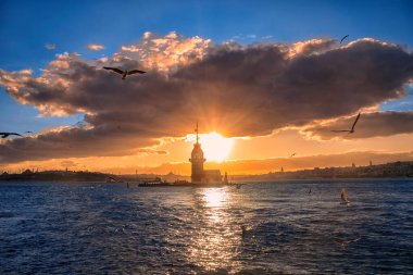 İstanbul, Türkiye 'nin sembolü Leander' s Tower olarak da bilinen ünlü Maiden 's Tower (Kiz Kulesi) ile Boğaz' ın üzerinde kızgın bir günbatımı. Duvar kağıdı veya rehber kitap için sahne yolculuğu arkaplanı 