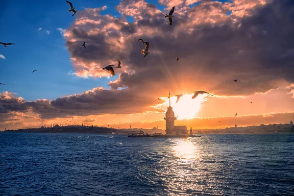 Pôr Sol Sobre Bósforo Com Famosa Torre Donzela Kiz Kulesi — Fotografia de Stock