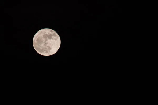 月亮上升在凯洛格湖 — 图库照片