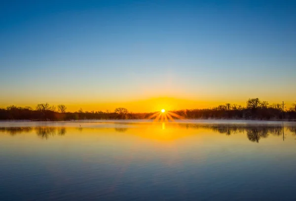 Salida del sol sobre lago de Kellogg — Foto de Stock