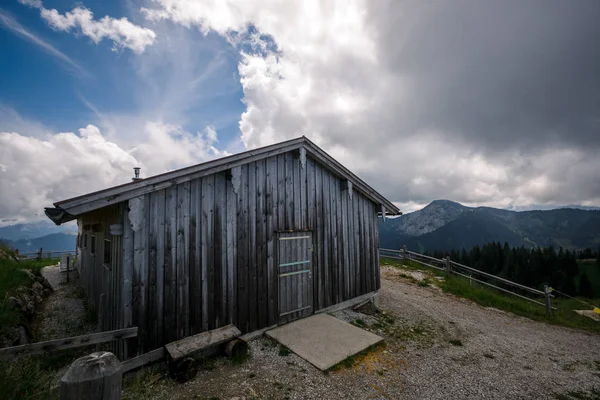 木棚在瑞士阿尔卑斯山的绿色草地上 — 图库照片