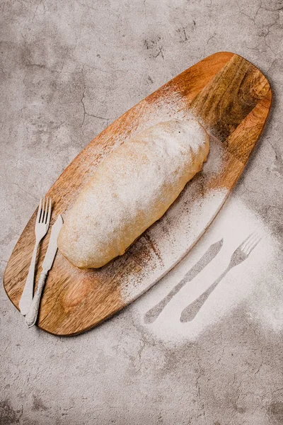 A strudel with apples, dried fruits, nuts on a wooden board — Stockfoto