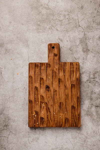 Corte de tabla de madera de roble con migas de pan en la mesa. El arte de la madera . —  Fotos de Stock