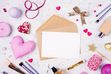 Romantik dekorasyon ve kozmetik ile şık marka mockup nesneleri olun. Şirin mockup mermer zemin üzerine.