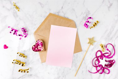 Romantik dekorasyonu ile şık marka mockup 