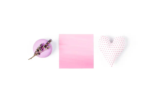 Um elegante modelo romântico. Macaroon, lavanda, coração e rosa cartão vazio. deitado plano — Fotografia de Stock