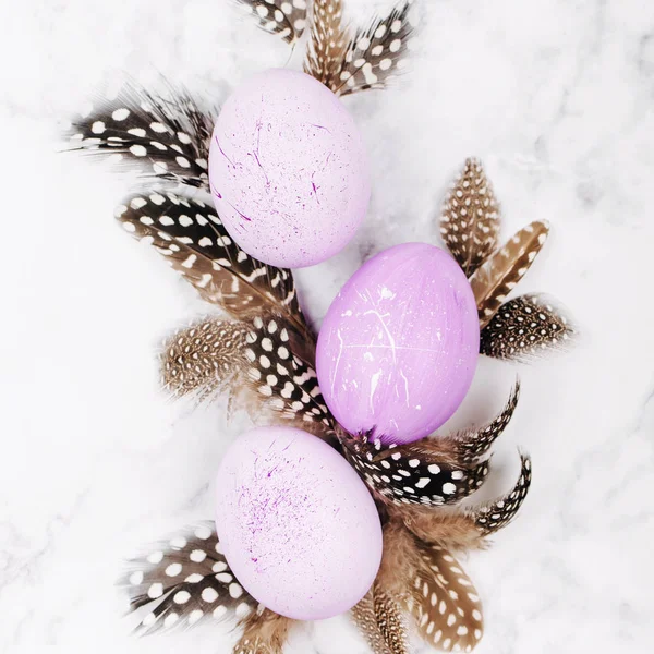 Стильные пасхальные яйца с перьями — стоковое фото