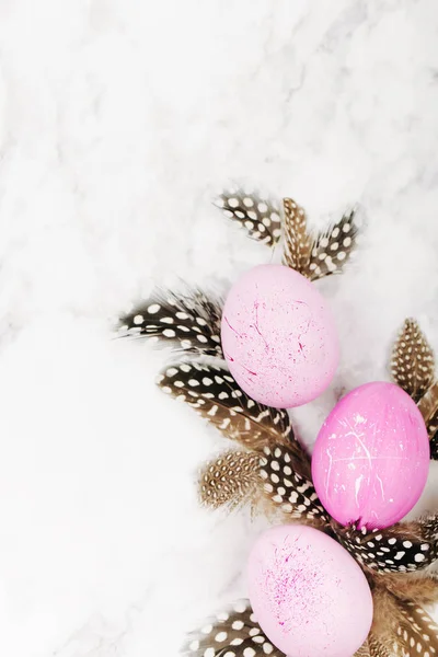 Fondo elegante con plumas y huevos de Pascua — Foto de Stock