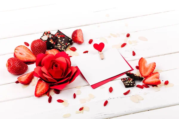 Elegante mockup con fragola, rosa rossa e cioccolato — Foto Stock