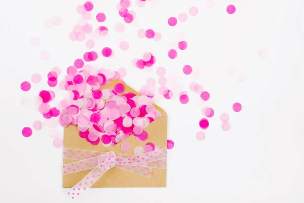 Confetti di carta rosa volano fuori enoverta, concetto di vacanza — Foto Stock