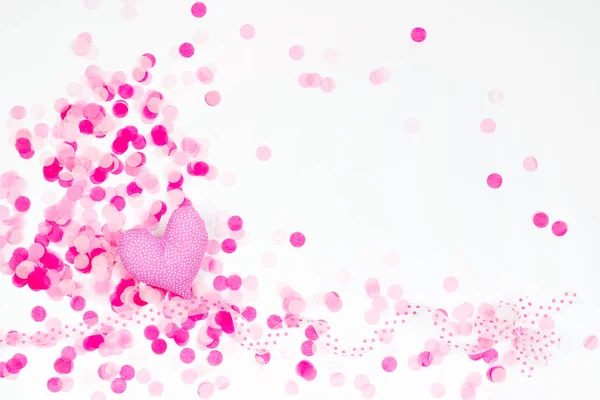 Coração em um contexto de papel rosa confett com espaço de cópia, conceito de dia de férias / Valentim — Fotografia de Stock
