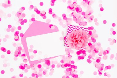 Hediye, boş oyun kağıdı, zarf ve pembe kağıt konfeti, doğum günü kavramı ile tatil arka plan.