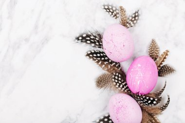 Tüyler ve Paskalya yumurtaları ile şık arka plan