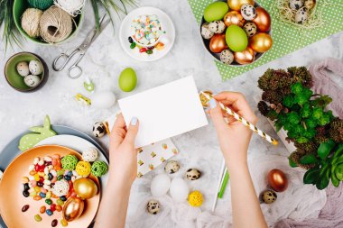 Paskalya kavramı. Bir boş kartı tutan kadın. Düz yatıyordu, en iyi görünümü