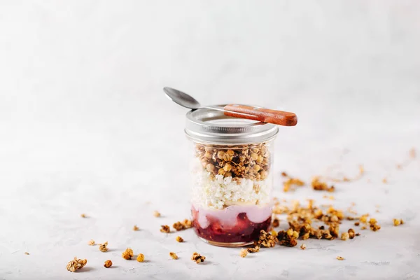 Gezond ontbijt overnight oats met in een glazen pot — Stockfoto