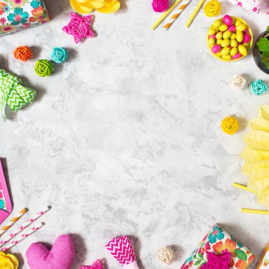 Renkli dekorasyon ile bahar arka plan. Çerçeve çiçek, hediyeler, kurdeleler, candys ve diğer aksesuarlar ile. Çocuk kavramı. Düz yatıyordu, en iyi görünümü