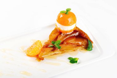 mandarin ve beyaz arka plan üzerinde izole nane çok kolay bir elma ile süslenmiş