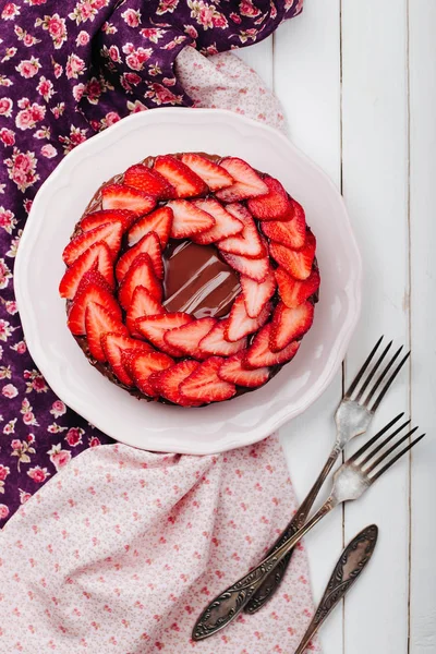 딸기와 초콜릿 크림으로 만든 케이크 장식 — 스톡 사진