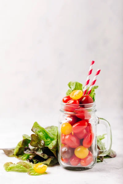 Ingrediënten voor de salade in pot: rode en gele tomaten, sla — Stockfoto
