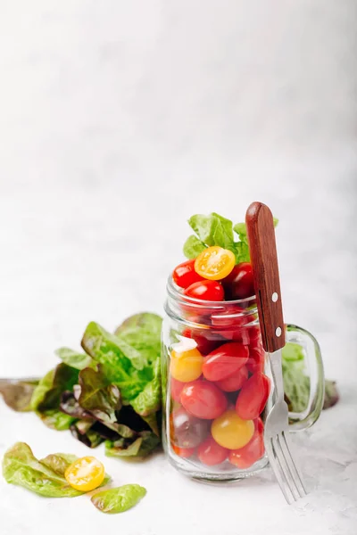 Ingrediënten voor de salade in pot: rode en gele tomaten, sla — Stockfoto