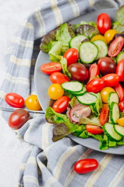 Здоровий домашній салат з червоного і жовтого вишневого помідорів і трав на столі крупним планом — стокове фото