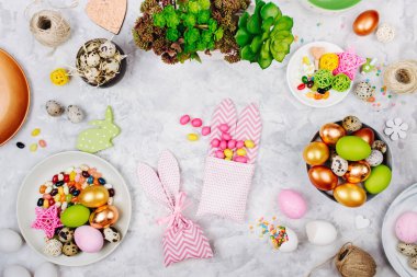 Şeker ile Paskalya bunny ve dekorasyon hediye çantaları ile çalışma alanı. Bahar arka plan. Düz yatıyordu, en iyi görünümü
