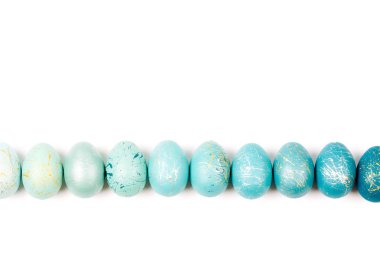 Satır ombre mavi Paskalya yumurta beyaz arka plan üzerinde izole