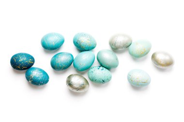 Şık arka plan üzerinde beyaz izole ombre mavi Paskalya yumurta. Boyalı Paskalya yumurtaları