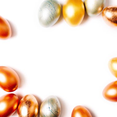 Çerçeve arka plan metin kopyalama yeri olan altın ve bronz Paskalya yumurtaları ile. izole